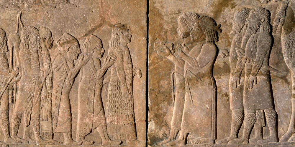 Deux ambassadeurs élamites apportent un message d'insultes à leurs ennemis assyriens