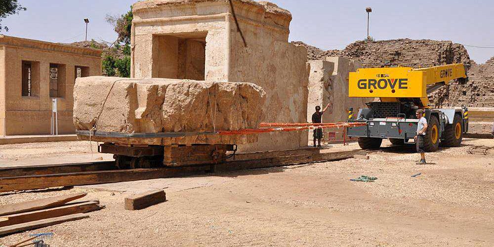 Reconstruction (anastylose) de la chapelle du pharaon Thoutmosis III à Karnak